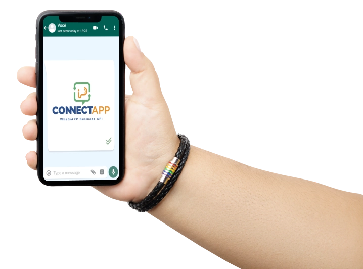 Pessoa segurando um smartphone exibindo a interface do ConnectApp no WhatsApp Business, simbolizando a automação e organização no atendimento empresarial